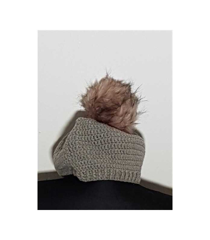 Caciula tricotata cu ciucure pufos