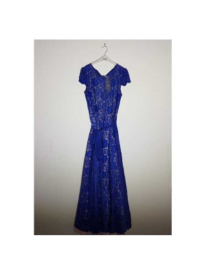 Rochie lunga de ocazie cu aspect dantelat si cordon in talie