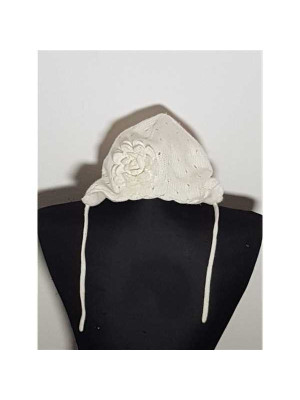 Caciula crosetata pentru copii model cu gaurele si snur