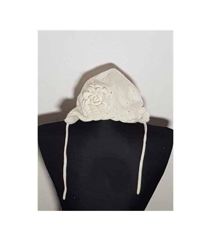 Caciula crosetata pentru copii model cu gaurele si snur