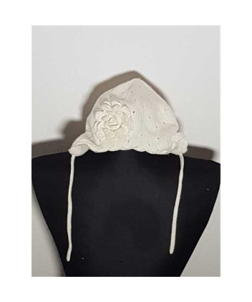 Caciula crosetata pentru copii model cu gaurele si snur