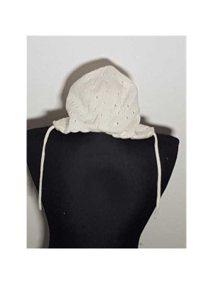 Caciula crosetata pentru copii model cu gaurele si snur 2