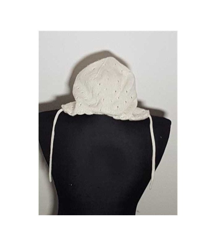 Caciula crosetata pentru copii model cu gaurele si snur