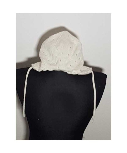 Caciula crosetata pentru copii model cu gaurele si snur