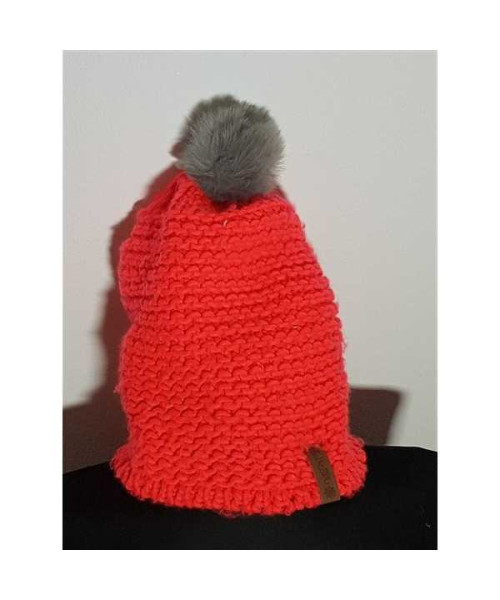 Caciula de iarna tricotata model cu ciucure pufos