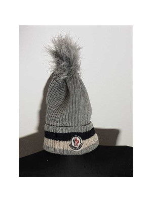 Caciula tricotata pentru copii model cu ciucure pufos